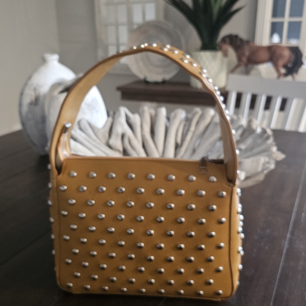 Studded shoulder bag. Kirposh